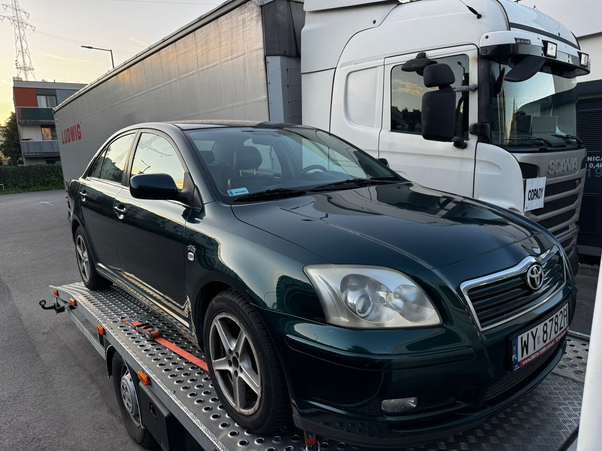 Auto osobowe kupione przez skup samochodów w Warszawie załadowane na lawetę – Autoskup Wawer